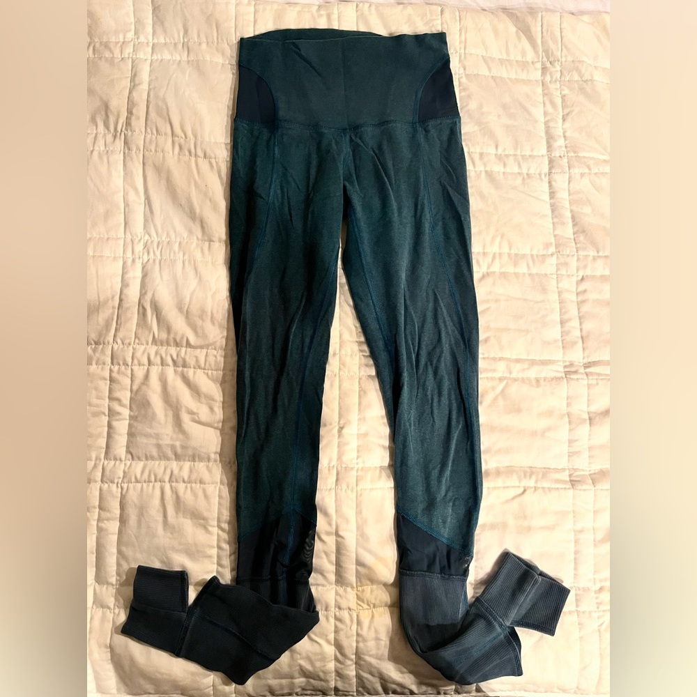 Lululemon workout yoga pants. With stirrups. Green mesh. Size 6. Small/Medium
